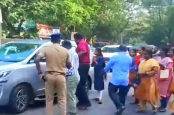 அமைச்சர் அன்பில் மகேஷ் காரை மறித்துப் பெற்றோர்கள் போராட்டம்!