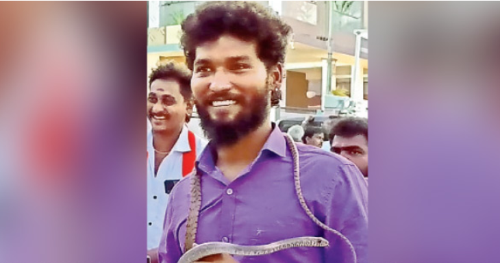 பாம்பை கழுத்தில் அணிந்து சுற்றிச்சுற்றி வந்த இளைஞர்!