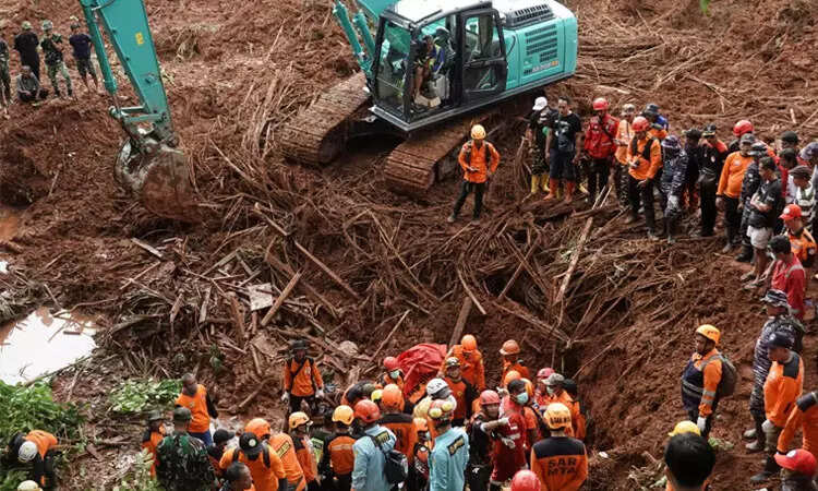 “இந்தோனேசியாவில் நிலச்சரிவில் சிக்கி 18 பேர் பலி, 30 வீடுகள் புதையுண்டன”