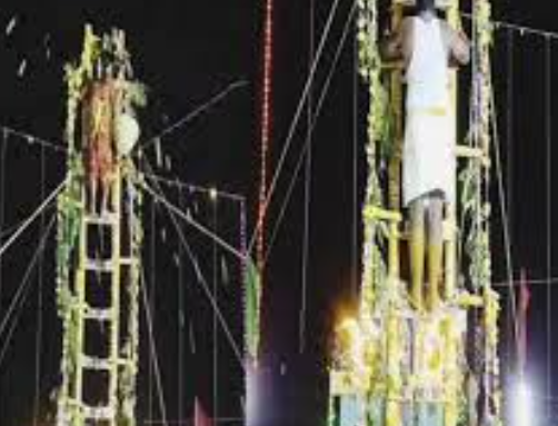 கத்திகளால் கட்டப்பட்ட படிக்கட்டில் ஏறி சாமி தரிசனம்...!!