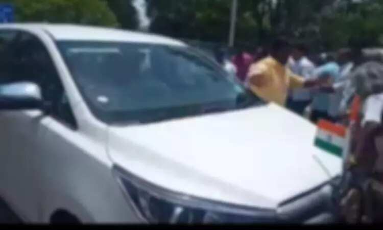 அமைச்சர் கார் மோதி முதியவர் படுகாயம்!