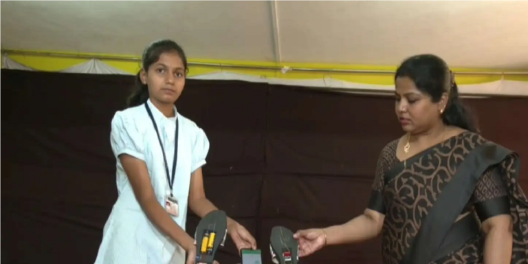 சூப்பர் கண்டுபிடிப்பு!! பாலியல் சீண்டலில் இருந்து தப்பிக்க மின்சார காலணி!! பள்ளி மாணவி அசத்தல்!!