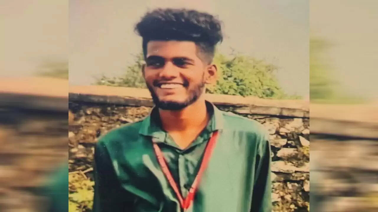 தன்னை தானே குத்திக் கொண்ட மாணவன்!! பெற்றோர் சண்டையால் விபரீத முடிவு!!