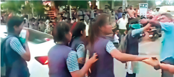 பரபரப்பு... இன்ஸ்டாவில் யார் கெத்து... நடுரோட்டில் பள்ளி மாணவிகள் குடுமிப்பிடி சண்டை!