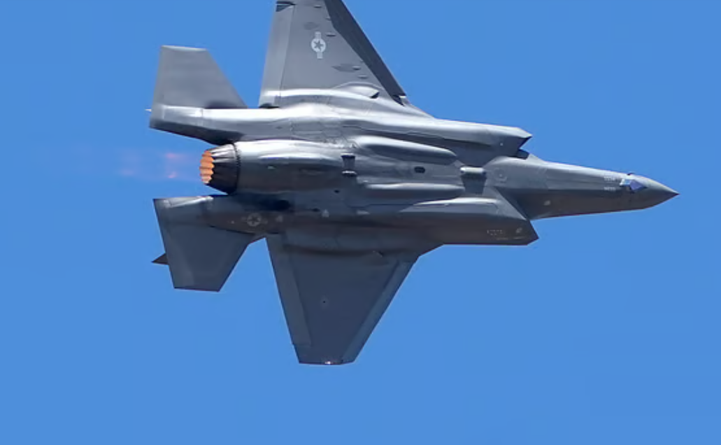 வரலாற்றில் முதன்முறை... ஈரானின் ஏவுகணை வீச்சில் சிக்கிய அமெரிக்க எஃப்-35 போர் விமானம் !