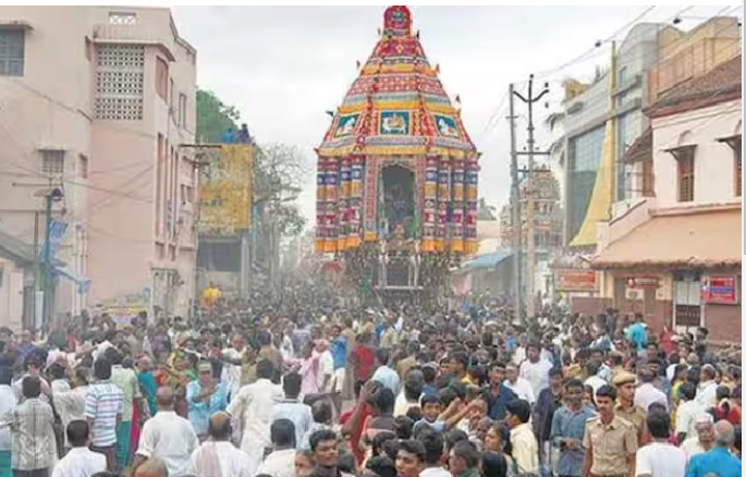 அசைந்தபடியே பவனி வந்த தஞ்சை பெரிய கோவில் தேரோட்டம்! விண்ணைப் பிளந்த ‘சிவ சிவ’ கோஷம்.. வைரலாகும் வீடியோ!