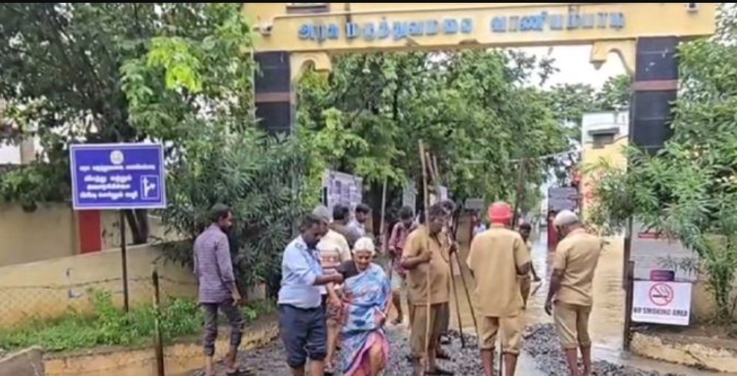 அரசு மருத்துவமனை வளாகத்தில் மழை நீர் தேக்கம்... நோயாளிகள் கடும் அவதி!