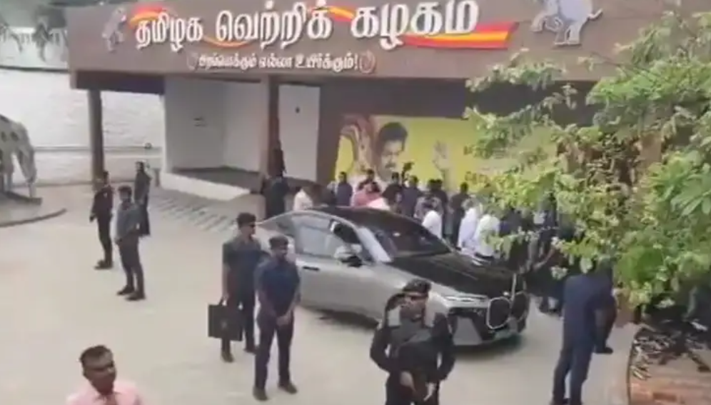 கலக்கல்... பட்டு வேட்டி, பட்டு சட்டையில் முதல்வர் விஜய் ‘மாஸ் என்ட்ரி’... பனையூரில் மாற்றுக் கட்சியினர் இணையும் விழா தொடங்கியது!
