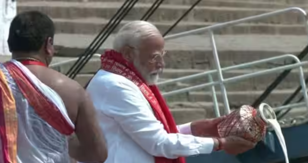 கங்கையில் வழிபாட்டிற்கு பிறகு பிரதமர் மோடி வேட்பு மனுத் தாக்கல்!
