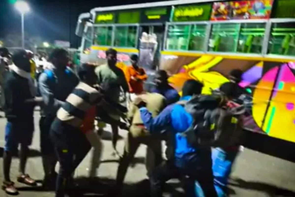 சீட் பிடிப்பதில் தகராறு... பேருந்து ஓட்டுநரின் மண்டையை உடைத்த பயணிகள்!