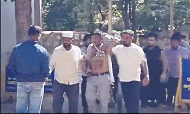 மாணவிகளுக்கு பாலியல் தொல்லை கொடுத்த ஆசிரியருக்கு செருப்பு மாலை ... !