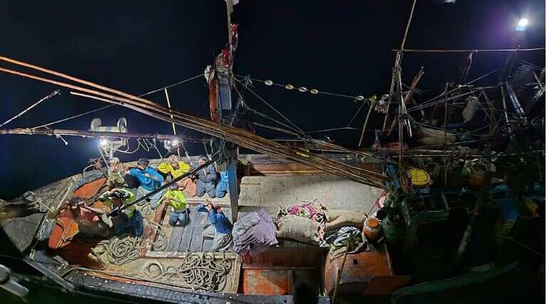 இந்திய எல்லையில் 9 பாகிஸ்தான் மீனவர்கள் கைது... போர்பந்தருக்கு கொண்டு செல்லப்பட்ட படகு!