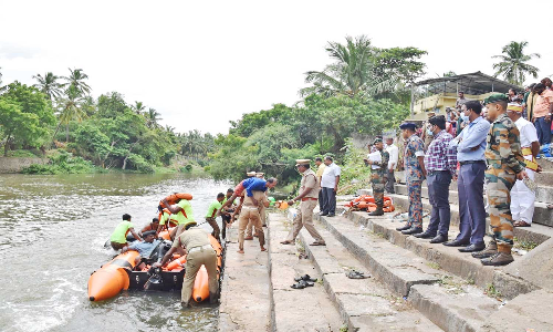 10 ம் வகுப்பு மாணவன் அலையில் சிக்கி பலி! விடுமுறைக்கு சென்ற போது சோகம்!!