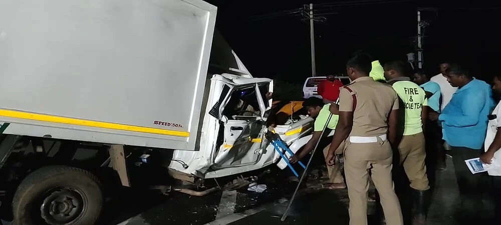 சாலை தடுப்பில் மினிவேன் மோதி ஓட்டுநர் பலி... பெரும் சோகம்!