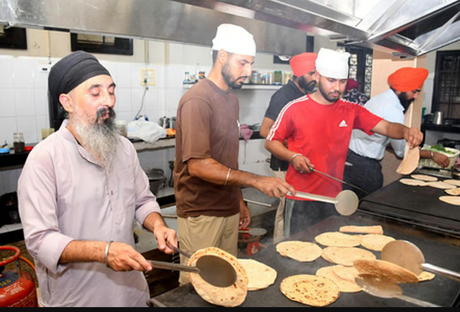 10 ஆண்டுகளாக ரயிலில் பயணம் செய்பவர்கள் அனைவருக்கும் இலவச உணவு... நெகிழ்ச்சி !