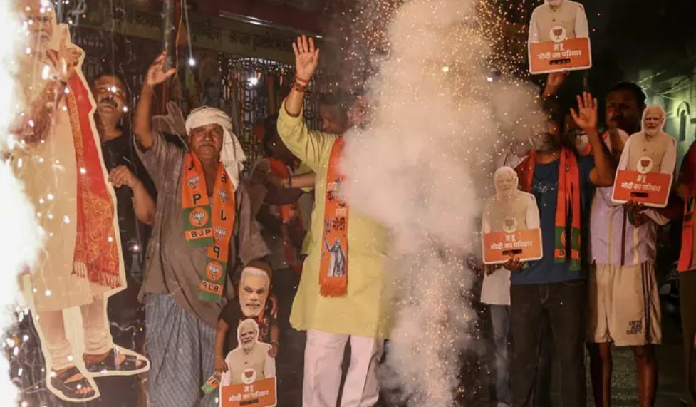 மோடி பதவியேற்பு நாளில் பாஜக அலுவலகத்தில் திடீர் தீவிபத்து... .அதிர்ச்சி வீடியோ!