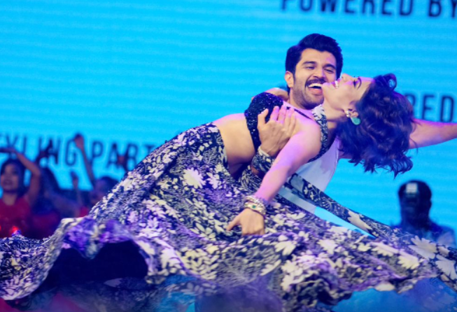 வைரல் வீடியோ!! சமந்தா தன்னை விட வயது குறைவான நடிகருடன் மேடையில் குத்தாட்டம்!!