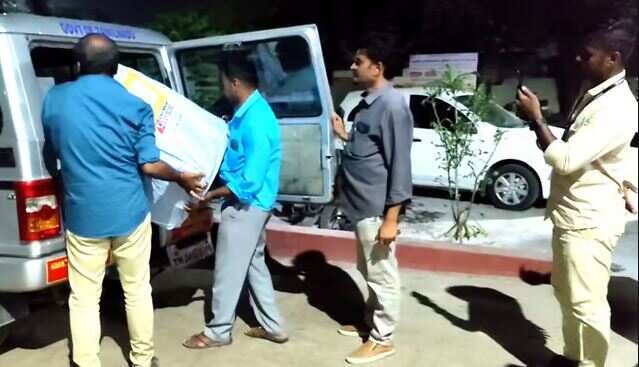 அதிர்ச்சி... 60 பெட்டிகளில் தங்க நகைகள்... ரூ.15 கோடி மதிப்புள்ள 30 கிலோ நகைகளையும் பறிமுதல் செய்த பறக்கும் படை அதிகாரிகள்!