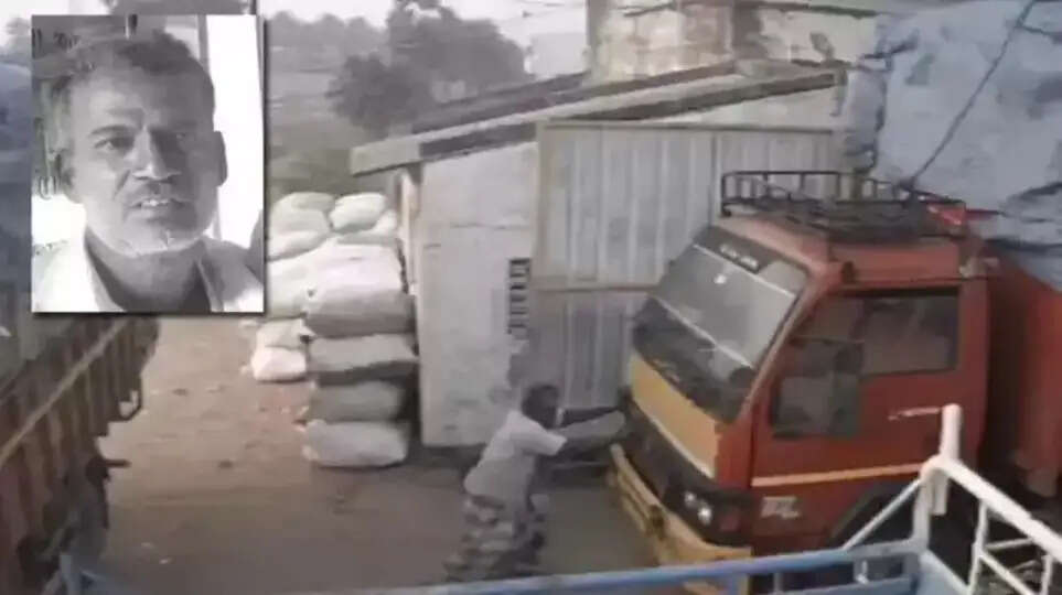 லாரிகளுக்கிடையே சிக்கி உடல் நசுங்கி ஒருவர் பலி... அட்டைப்பெட்டி தொழிற்சாலையில் பயங்கரம்!