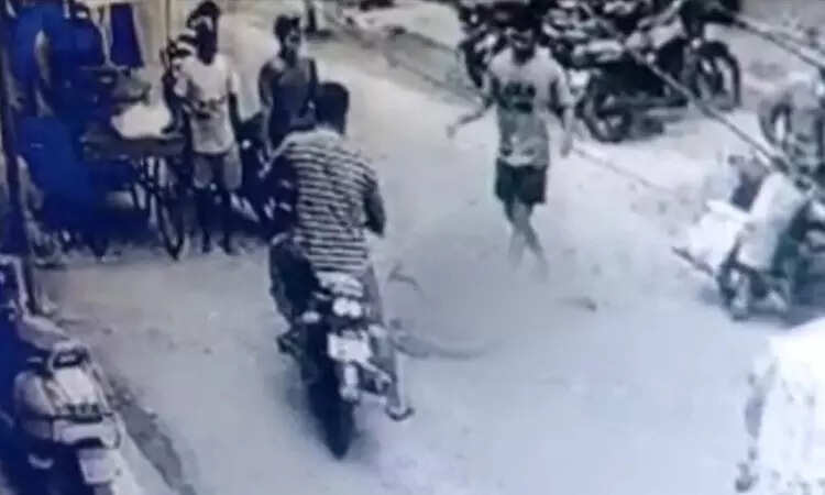 இளைஞர் ஓட, ஓட கல்லால் அடித்து கொலை!! தாயை கிண்டல் செய்ததால் விபரீதம்!!