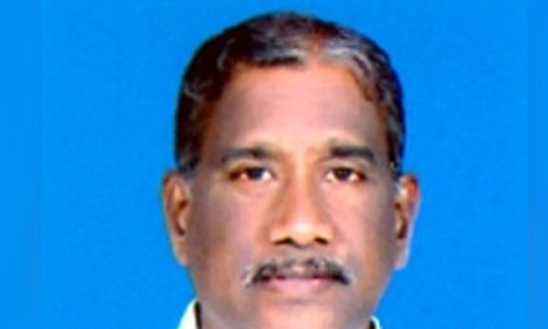 தோளில் கையை போட்டுக் கொண்டே அதிமுகவை நசுக்க ப்ளான் பண்ணுகின்றனர்... மாஜி அமைச்சர் கதறல்!