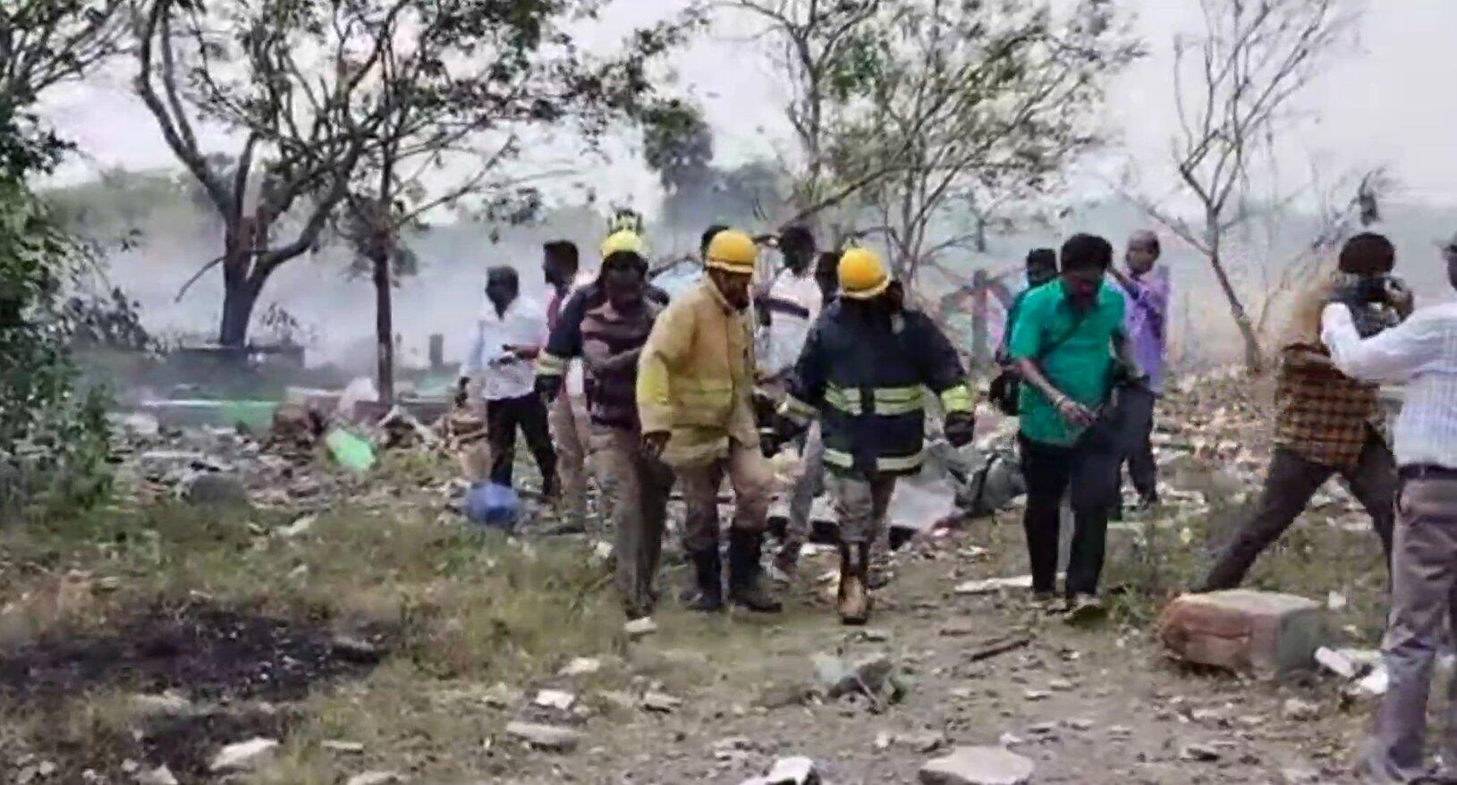 தமிழகத்தையே உலுக்கிய கோரம்!! பட்டாசு குடோன் வெடி விபத்தில் 8 பேர் பலி!! பலர் கவலைக்கிடம்!!