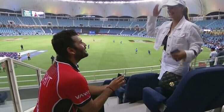 வைரல் வீடியோ!! காதலியிடம் மண்டியிட்டு சம்மதம் கேட்கும் கிரிக்கெட் வீரர்!!