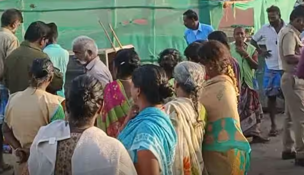 குப்பைத் தொட்டியில் 2 குறைமாத சிசுக்கள்!! நாய்கள் கடித்து குதறிய கொடூரம்!!