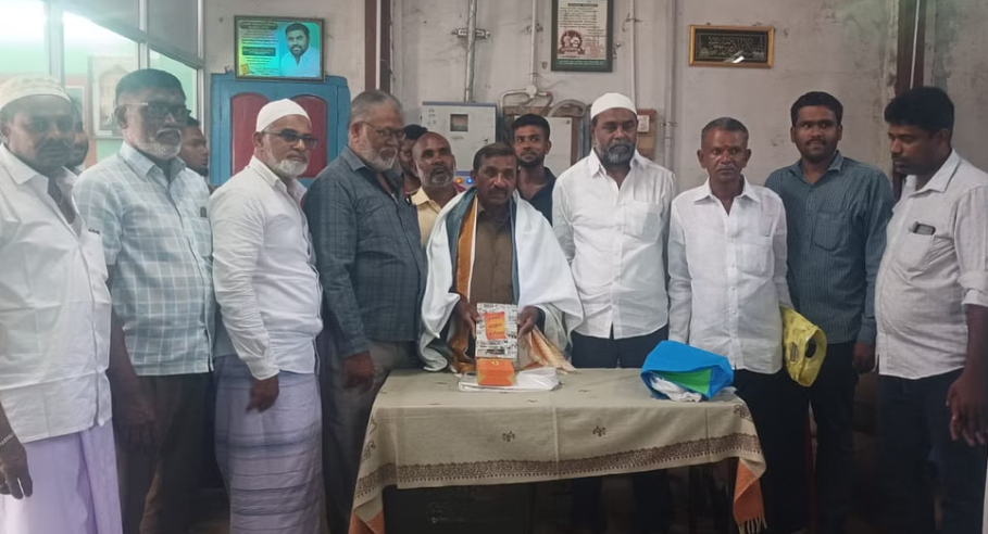 நெகிழ்ச்சி!! 40ஆண்டுகளாக வீடு வீடாக நடந்து சென்று தபால் கொடுத்த ஊழியருக்கு பிரிவு உபசார விழா!!