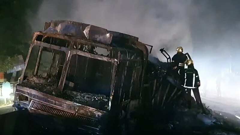 நடுரோட்டில் தடுப்பு சுவரில் மோதி தீப்பிடித்து எரிந்த லாரி!