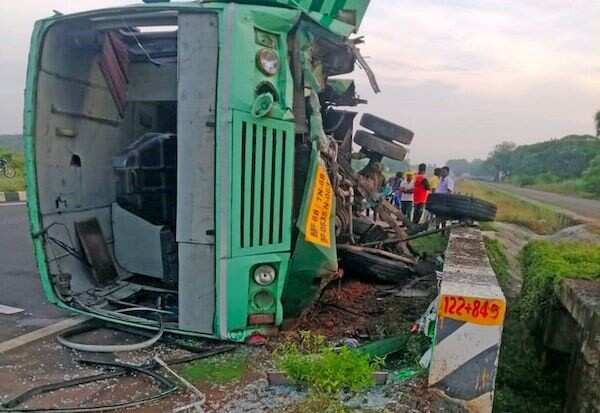 அரசு பேருந்து கவிழ்ந்து கோர விபத்து!! 18 பேர் படுகாயம்!!