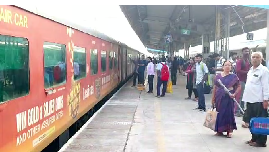 நடுவழியில் நிறுத்தப்பட்ட எக்ஸ்பிரஸ் ரயில்கள்.. பயணிகள் கடும் அவதி!