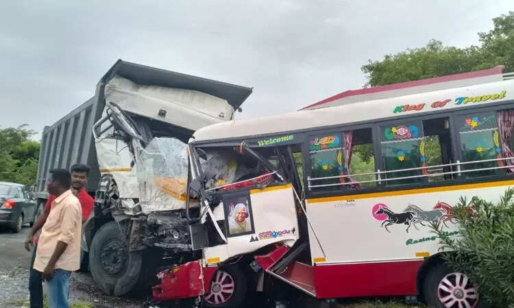 விபத்தில் சிக்கிய அதிமுக பொதுக்குழு வேன்!! 15 பேர் படுகாயம்!!