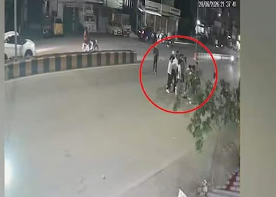 நடுரோட்டில் போக்குவரத்து போலீஸ்காரர் மீது சராமாரி தாக்குதல்... பரபரப்பு வீடியோ!