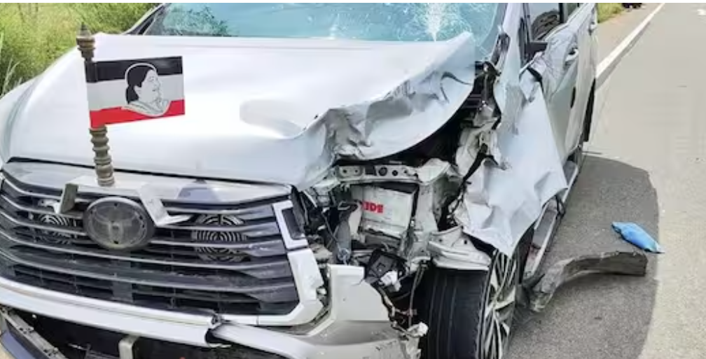 கார் மோதி கோர விபத்து.. ஒருவர் தூக்கிவீசப்பட்டு பலி... இருவர் கவலைக்கிடம்...!!