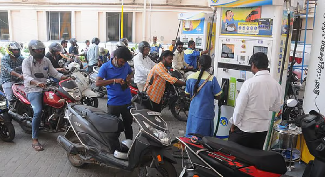 வாகன ஓட்டிகள் அதிர்ச்சி... ப்ரீமியம் பெட்ரோல் விலை திடீர் உயர்வு!