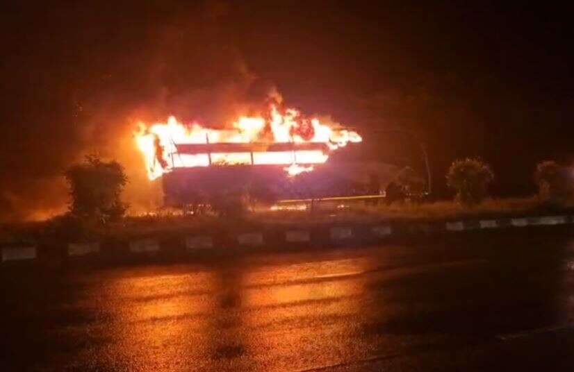 அதிகாலையில் அதிர்ச்சி.. நெடுஞ்சாலையில் தனியார் சொகுசு பேருந்து திடீரென தீப்பற்றி எரிந்து நாசம்!