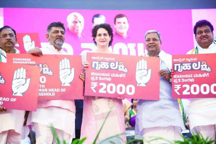 குடும்பத் தலைவிகளுக்கு மாதம் ரூ 2000/- இன்று முதல் தொடக்கம்!!