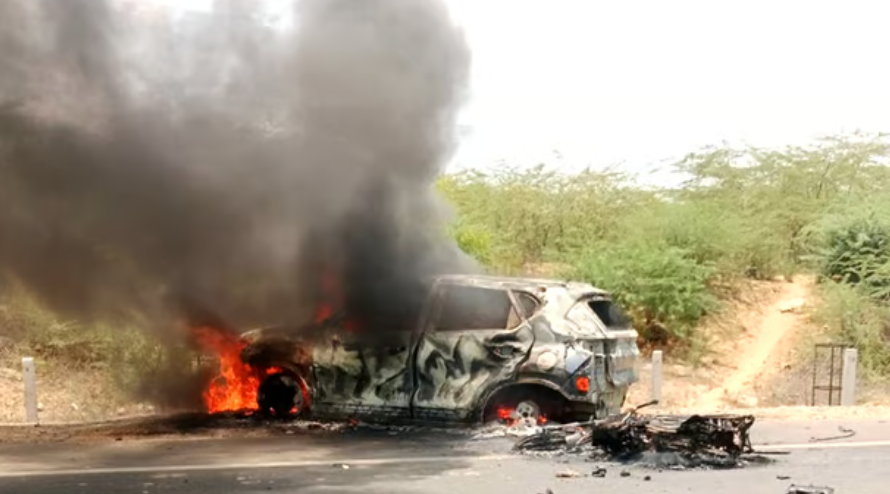 பைக் மீது கார் மோதியதில் விவசாயி பலி..தீப்பிடித்து எரிந்த மற்றொரு கார்... மனைவி கண்முன்னே சோகம்!