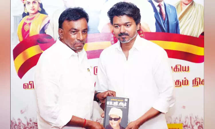 அ.தி.மு.க. முன்னாள் மாவட்ட செயலாளர் வாசு த.வெ.க.வில் இணைவு!