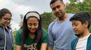 நடிகர் சூர்யா குடும்பத்துடன் டெல்லி பயணம்!! பரபரக்கும் திரையுலகம்!!