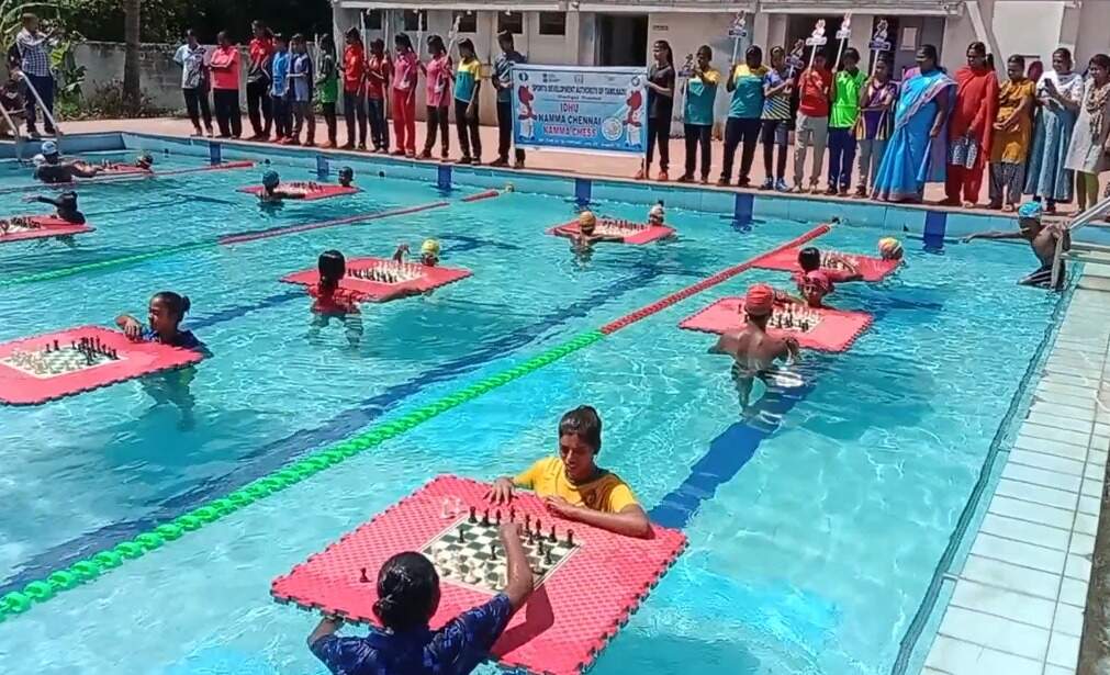 நீச்சல் குளத்தில் மிதக்கும் செஸ் போர்டு! ஜாலியா ஆட்டம் போட்ட மாணவர்கள்!