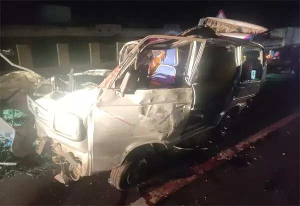 ஆம்னி வேனும் பேருந்தும் நேருக்கு நேர் மோதி பயங்கர விபத்து!! சிறுமி உட்பட 6 பேர் பலி!! பெரும் சோகம்!!