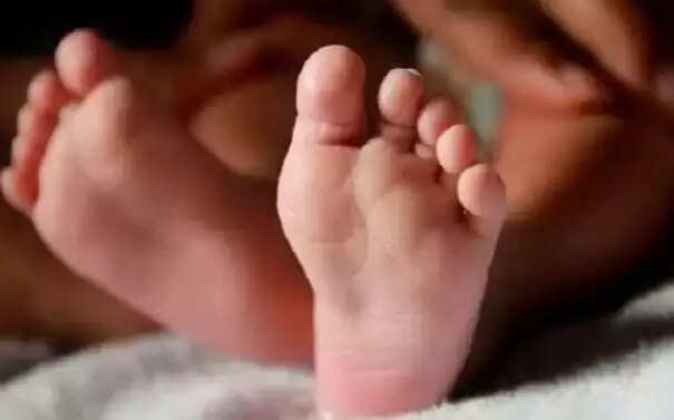 கொந்தளித்த மக்கள்... போலீசார் மிதித்து ஒரு மாத கைக்குழந்தை மரணம்!