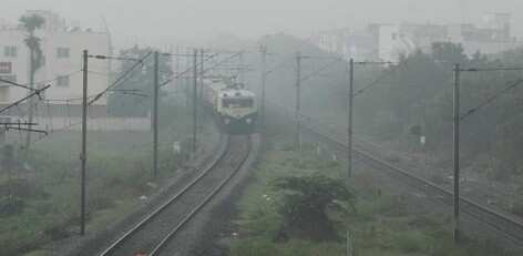 தவறான வழித்தடத்தில் வந்த ரயில்.. தண்டவாளத்தில் பணியில் இருந்த 4 ஊழியர்கள் பலியான சோகம்!