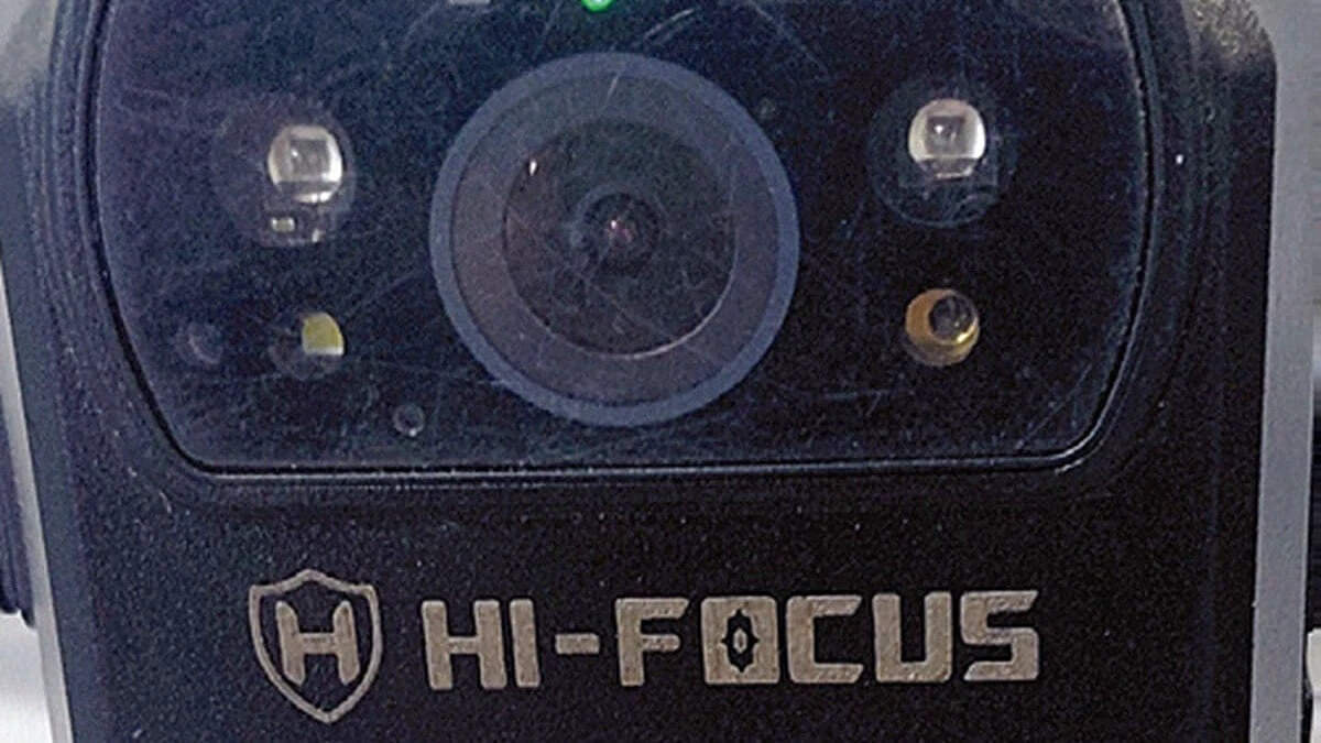 போக்குவரத்து போலீஸாருக்கு சட்டை பட்டனில் ‘பாடி வோன்’ கேமரா!