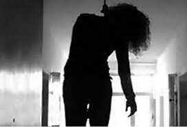 இளம் பெண் தூக்கு போட்டு தற்கொலை! தமிழகத்தில் அதிகரிக்கும் தற்கொலைகள்!