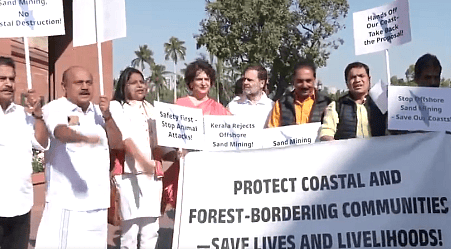 காங்கிரஸ் எம்.பி.க்கள் நாடாளுமன்ற வளாகத்தில் போராட்டம்!