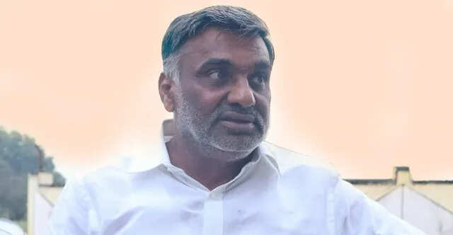 அதிமுக கூட்டத்திலிருந்து கே.சி.வீரமணி திடீர் வெளிநடப்பு - அடுத்த விக்கெட் காலி?!