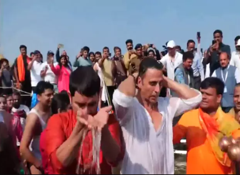 நடிகர் அக்சய் குமார் மகா கும்பமேளாவில் புனித நீராடல்!